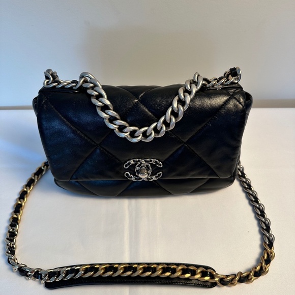 Chanel 19 Black in Small Microchipped - Picture 15 of 16